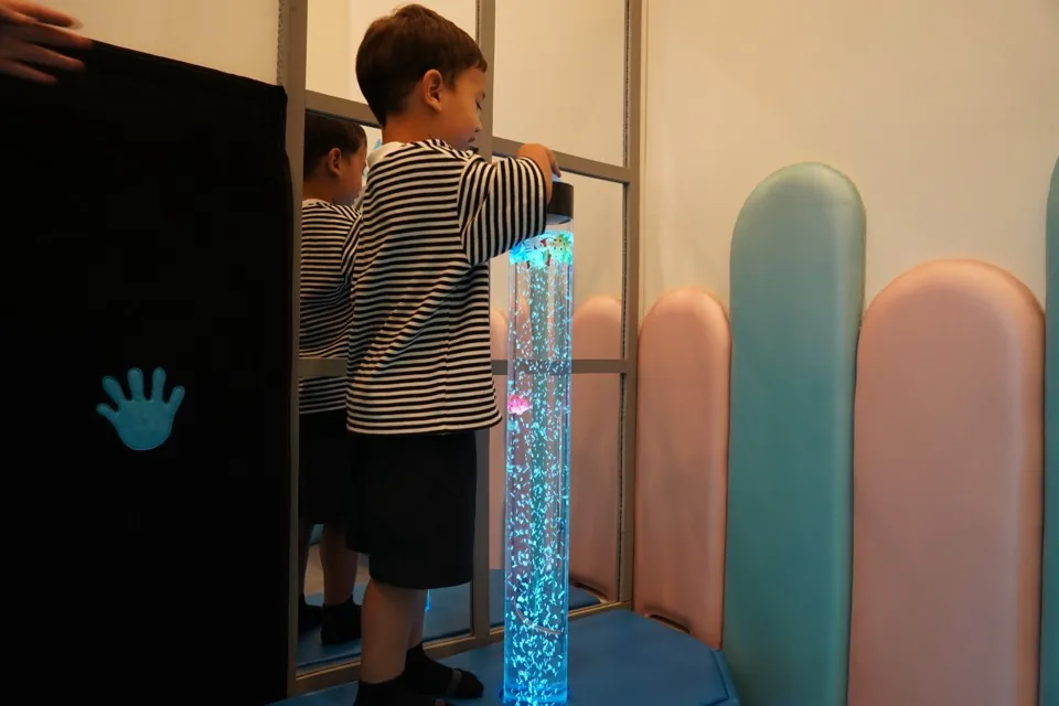 เด็กเล่นกับหลอดฟองอากาศใน Multisensory Room ที่ InterRehab NeuroBridge