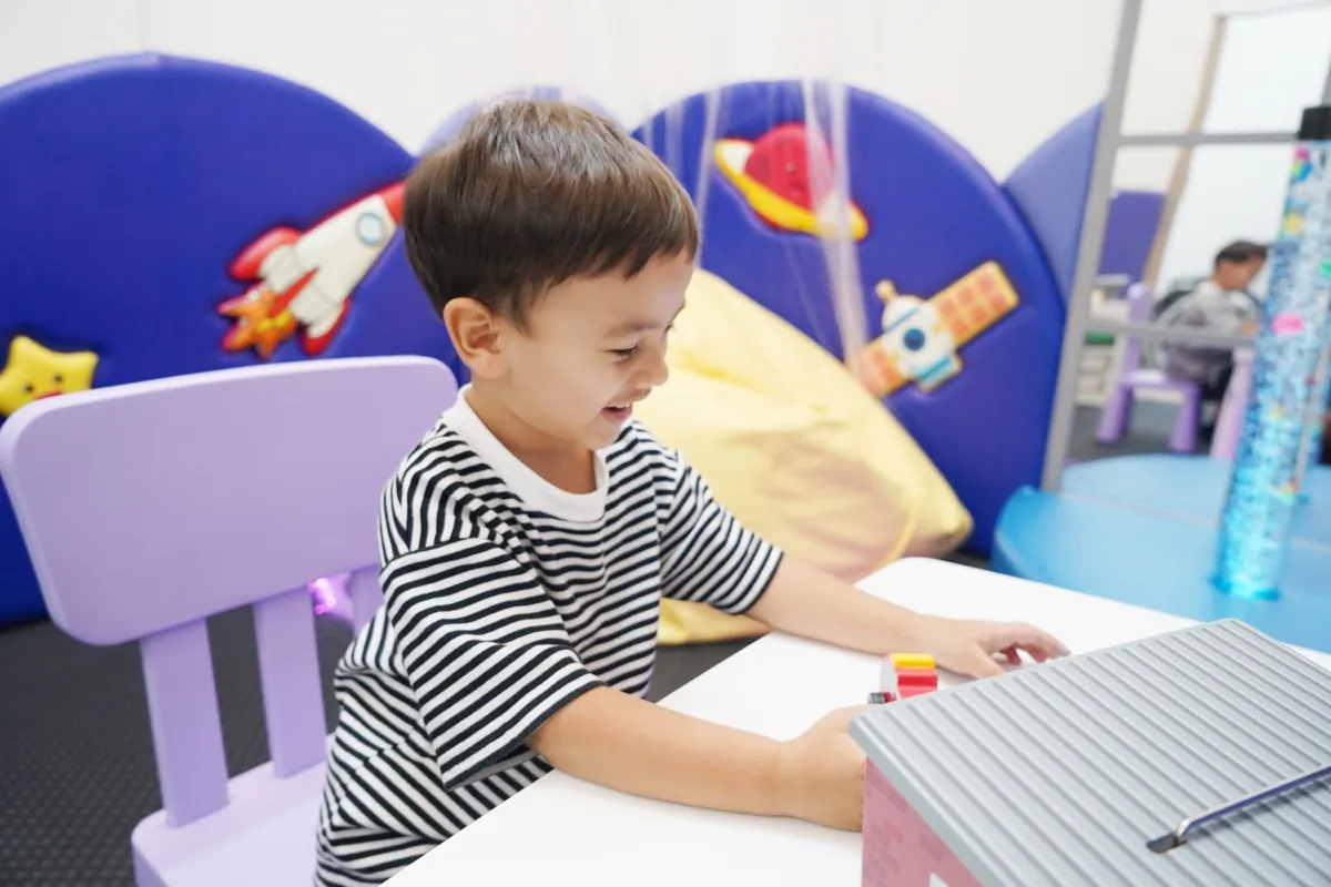 เด็กทำกิจกรรมในห้องฝึกประสาทรับความรู้สึก ที่ InterRehab NeuroBridge