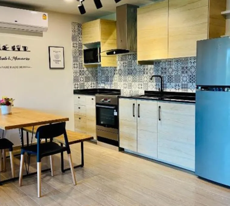 ห้องครัวและห้องนั่งเล่น Bann Chidtha Family Suite Apartment